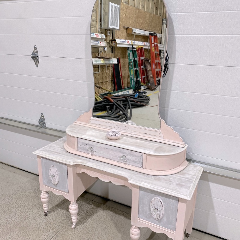 Champagne 🍾 pink vanity